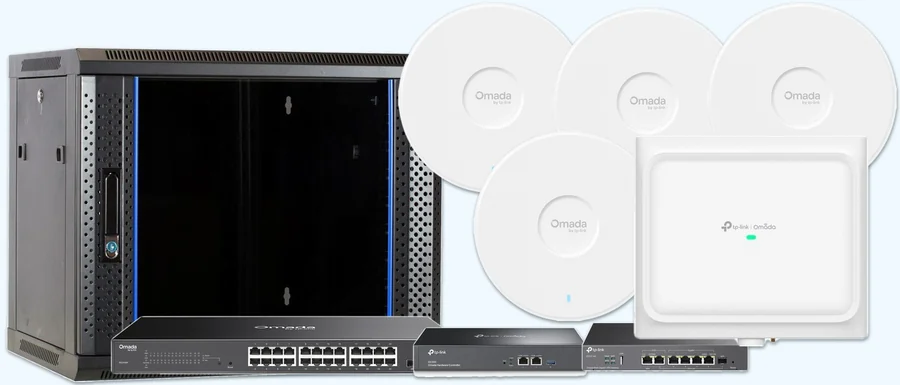 Patchkast met SG2428P PoE+-switch, OC300 controller en EAP772 accesspoints binnen en buiten uit het pakket MAX