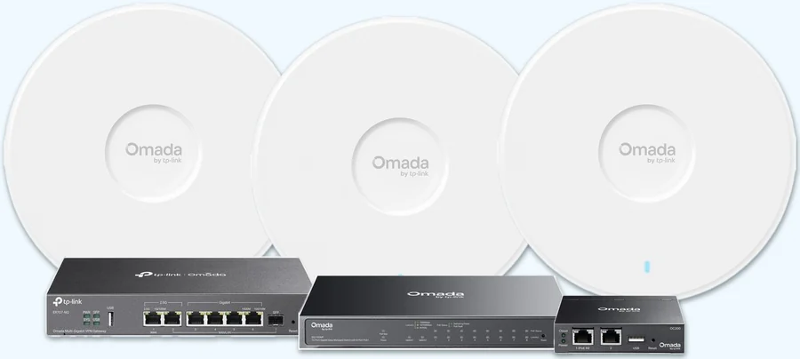 Drie Omada EAP772 accesspoints met ER707-M2 router, ES210GMP PoE-switch en OC200 controller uit het pakket Plus
